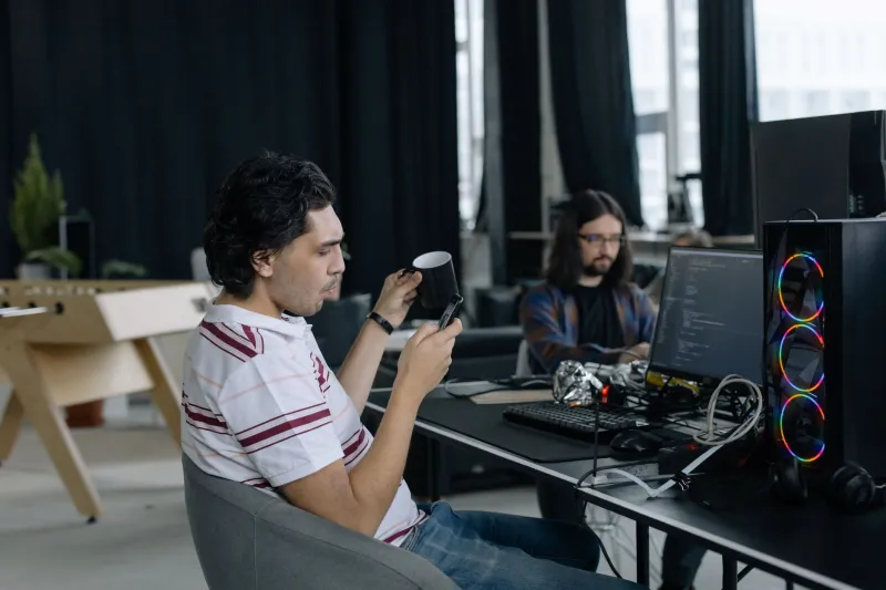 Giocare per pensare meglio: la scienza delle micro-pause gaming tra una riga di codice e l'altra